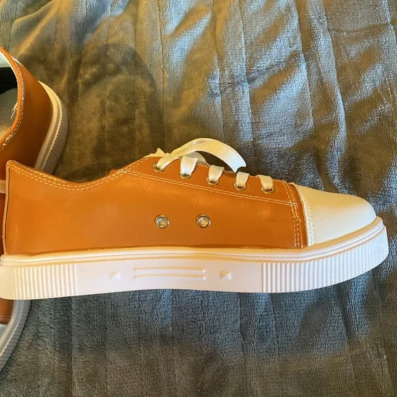 No name sneakers. - Picture 2 of 5